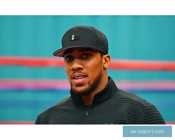 康纳·布拉德利右后卫位置上展现强大冲击力助力球队攻防转换