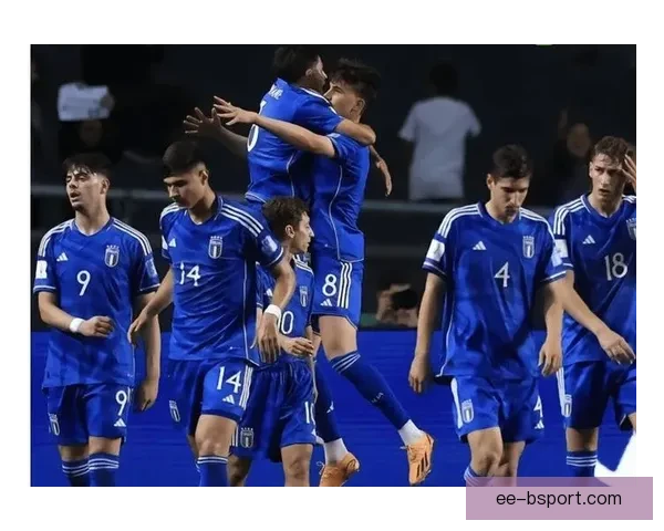 乌拉圭U20决赛上演绝杀以1比0战胜意大利捧起世界杯冠军奖杯